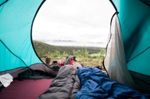 【ミニマリストの寝袋６選】春・夏、秋・冬ごとにおすすめの寝袋紹介！2023年版